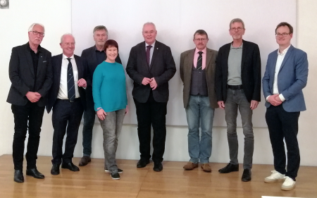 Hermann-Josef Bentler (Mitglied Vorstand Kreisverband Paderborn Volksbund), Dr. Rudolf Wansleben (Vorsitzender Paderborner Bürgerverein / Stellv. Vorsitzender Kreisverband Paderborn Volksbund), Heinrich Vogt (Mitglied Vorstand Kreisverband Paderborn Volksbund), Christine Bentler (2. Stellv. Vorsitzende Kreisverband Paderborn im Volksbund), Prof. Dr. Winfried Heinemann (Oberst a.D. / Militärhistoriker), Wolfgang Mann (Mitglied Kreisvorstand Paderborn im Volksbund), Norbert Burmann (Stellv. Bezirksvorsitzender OWL Volksbund) und Jens Effkemann (Regionalgeschäftsführer OWL Volksbund). © Volksbund Deutsche Kriegsgräberfürsorge 